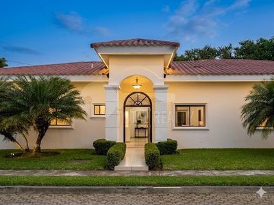 Hermosa Casa en venta o alquiler, Managua