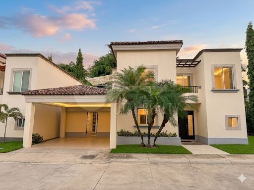 Excelente Casa en alquiler en Las Colinas, Managua