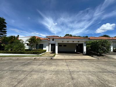 Casa en venta y alquiler en Santo Domingo