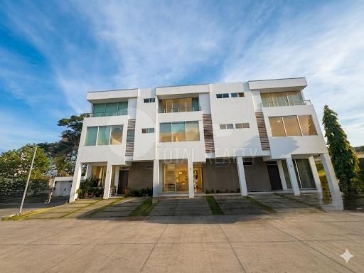 Excelente Casa en venta en Villa Fontana Sur, Managua