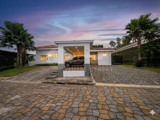 Hermosa Casa en venta o alquiler en Santo Domingo, Managua