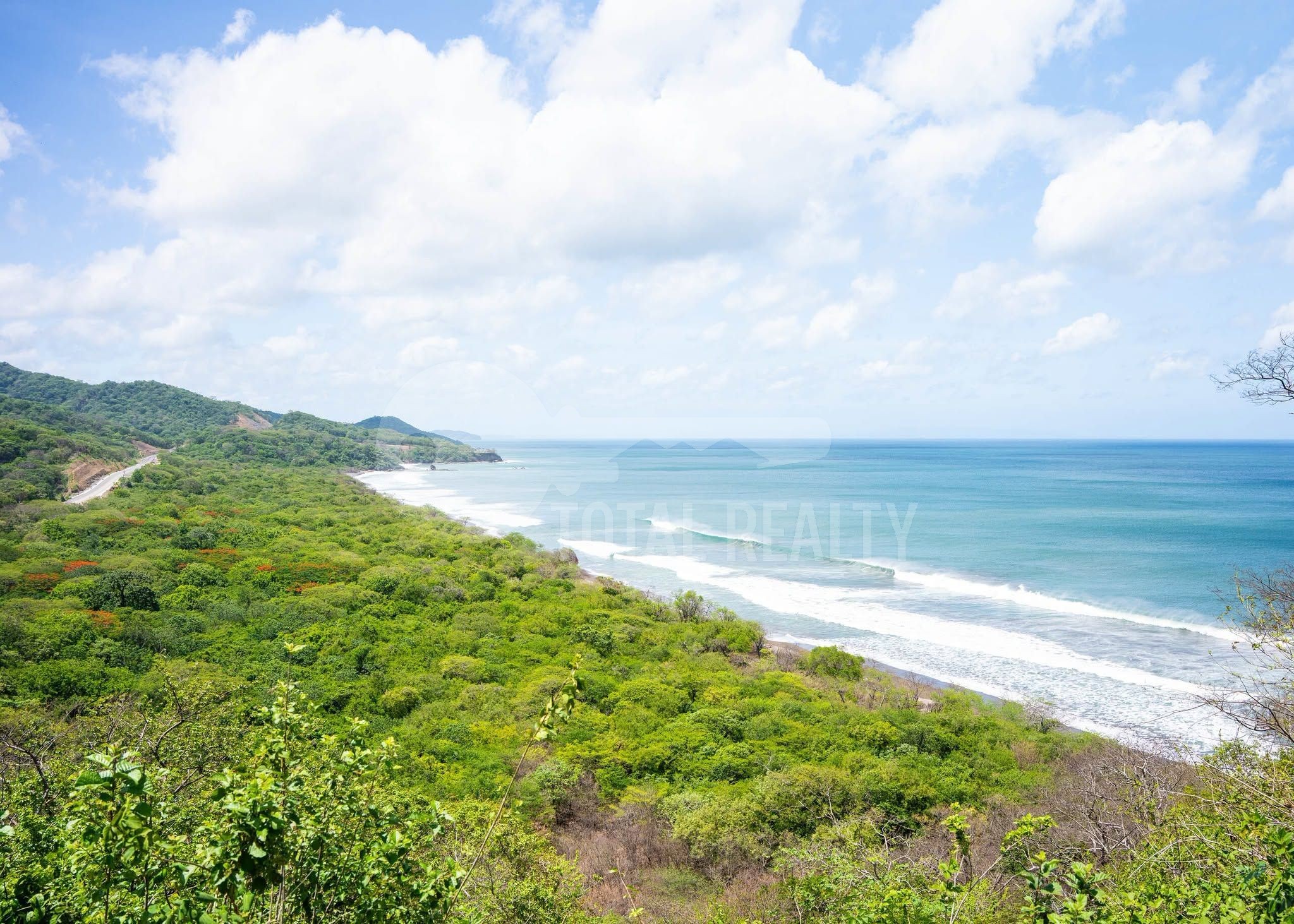 Terreno frente al mar en venta en Tola