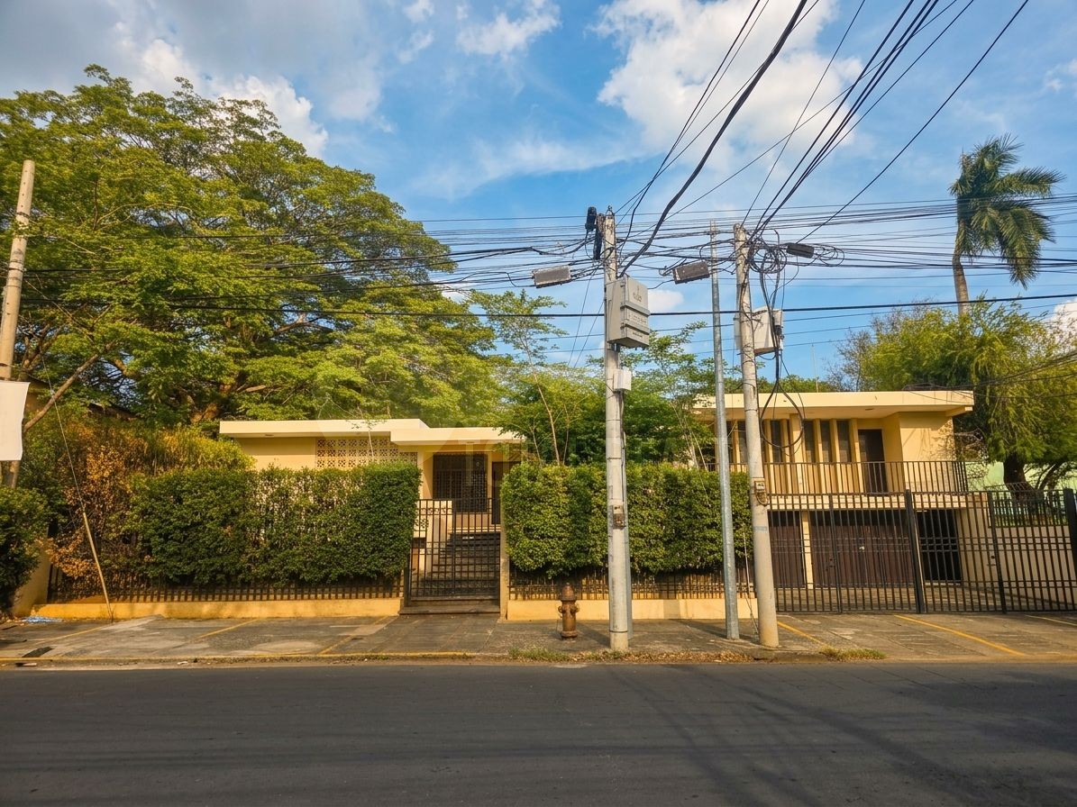 Casa en venta en Bolonia ideal para Comercio y Oficinas