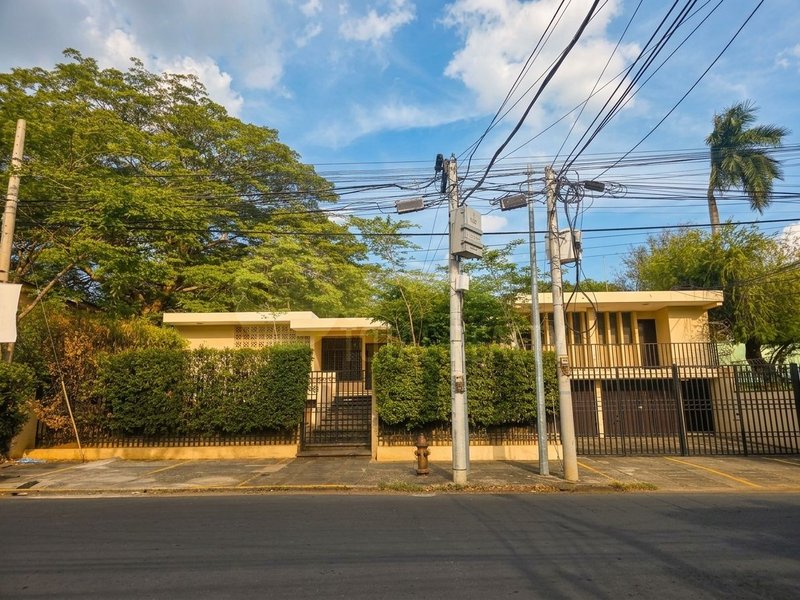 Casa en venta en Bolonia ideal para Comercio y Oficinas