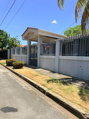 Casa Moderna en Condominio Privado con Acabados Premium y Amplios Espacios
