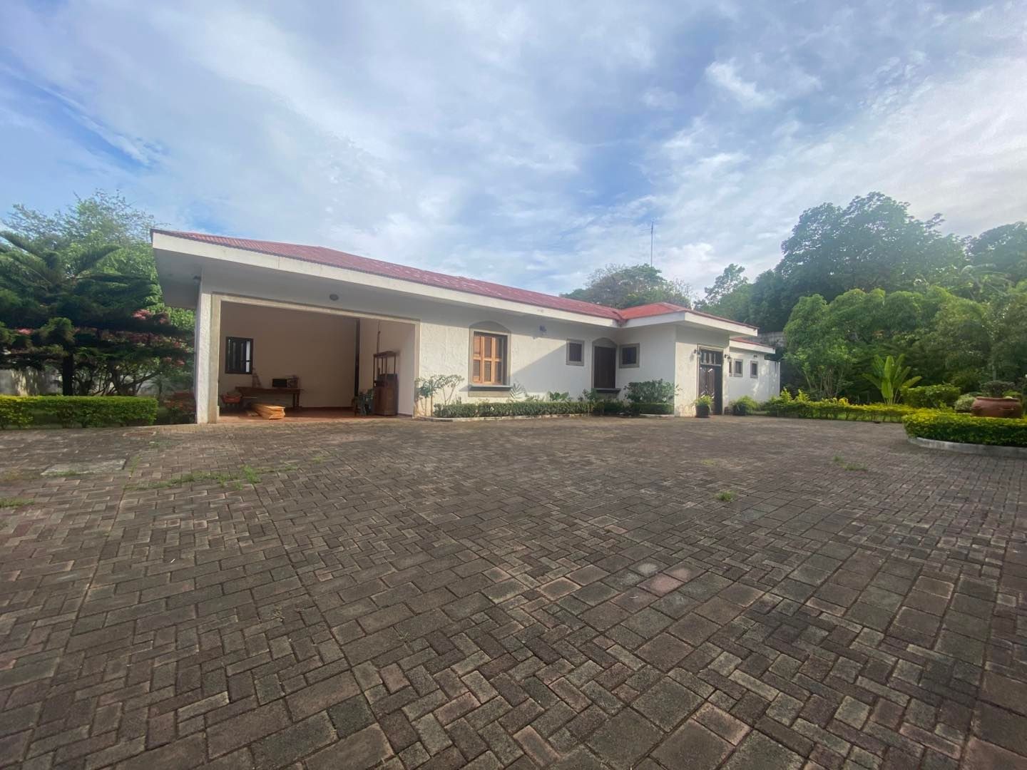 Casa Colonial de Ensueño en Camino Viejo a Santo Domingo – Frente a Galerías Santo Domingo
