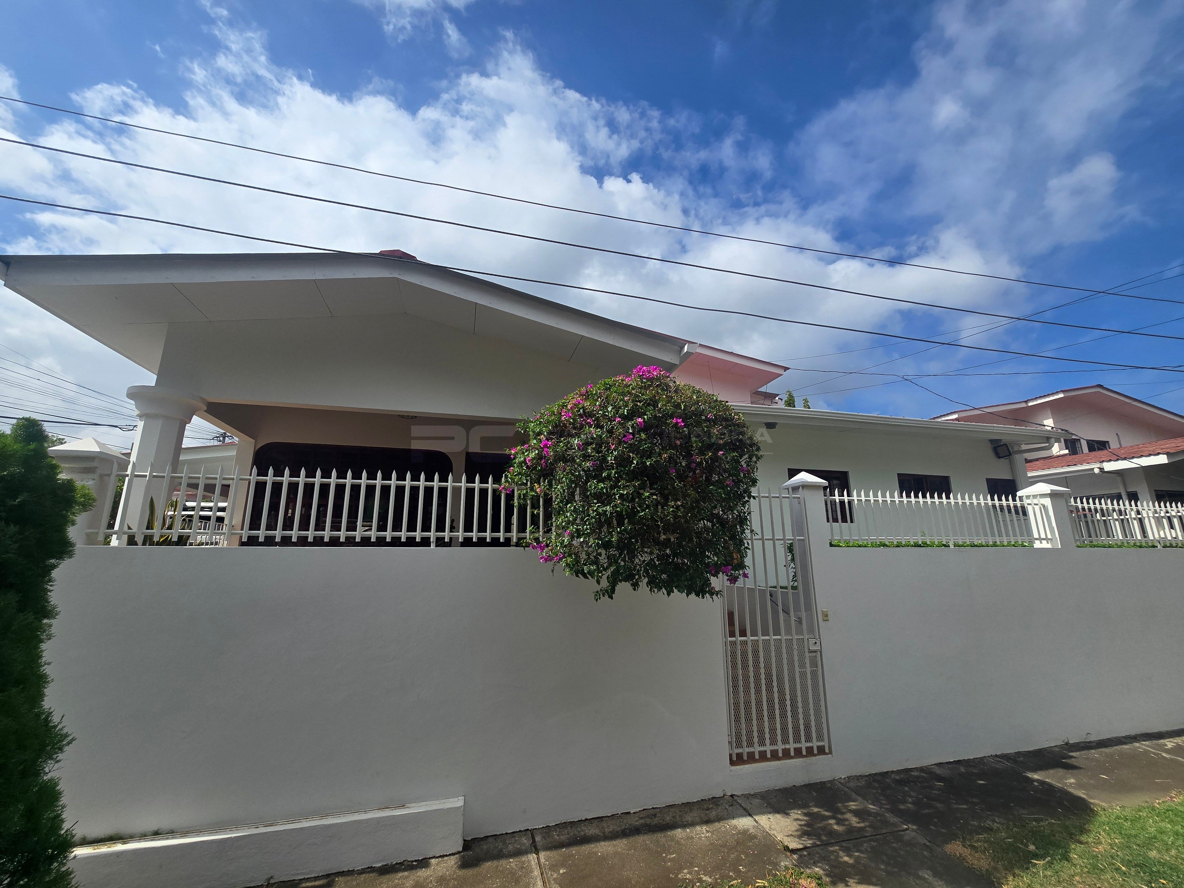 Excelente Casa en venta en Los Robles, Managua