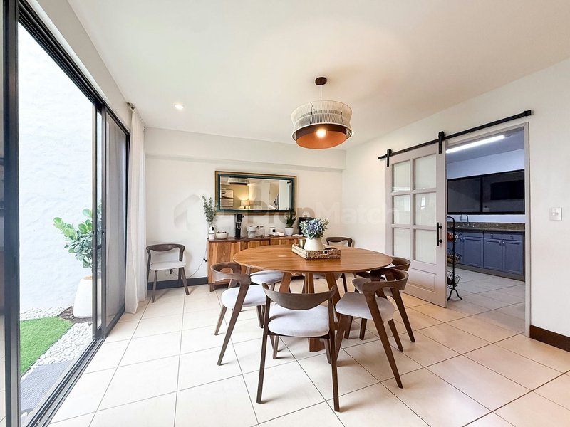Casa en venta en Lindora